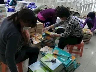 暖心速递 “疫”路书香