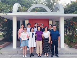 三尺讲台，孕育桃李芬芳；一支粉笔，书写春秋美好 