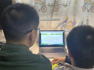 风吹叶落秋意浓  家校携手情更浓