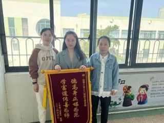 【凌霄新闻台】一面锦旗，一份家长的真诚谢意